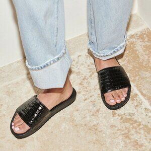 FREDA SALVADOR Lea alligator print slides sz 7